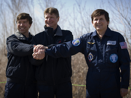 Expedition 19 Flugingenieur Michael R. Barratt, links, Commander Gennady I. Padalka, Mitte, und Weltraumtourist Charles Simonyi beim Fototermin nach der traditionellen Baumpflanz-Zeremonie vor ihrem Abflug in Baikonur.