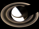 Die dem Bild zugrunde liegenden Einzelaufnahmen machte die Raumsonde Cassini am 19. Januar 2007. Um auch den dunklen Teil der Ringe abzubilden, wurden Belichtungs-Zeiten verwendet, die den Saturn selber überbelichtet beziehungsweise weiß darstellen. Ein Teil der Ringe liegt in Saturns Schatten.