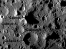 Cabaeus Das Südpolgebiet des Mondes, in dem die Forscher die größten Vorkommen an Wasser vermuten. Krater Cabaeus ist nun das ausgewählte Ziel für den Einschlag der LCROSS-Raketenstufe.