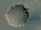 Victoria Krater Der Victoria-Krater im Hochland Meridiani Planum. Er besitzt einen Durchmesser von etwa 800 Metern. Sedimentschichten und Felsen sind an seinem inneren Rand auszumachen. Letztere sind zum Teil sogar in das Zentrum des Kraters hinabgefallen. Der NASA Mars Rover Opportunity hat diesen Krater vor einigen Jahren besucht und untersucht.