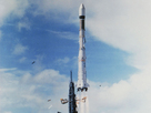 Der erfolgreiche Erststart der Ariane-Rakete am Weltraumbahnhof Kourou in Französisch-Guyana am 24. Dezember 1979 markierte einen Meilenstein in der europäischen Raumfahrt. Erstmals gelang, was bis dahin keiner europäischen Rakete geglückt war: Alle drei Stufen zündeten einwandfrei, die Rakete erreichte in 218 Kilometern Höhe den Orbit und setzte eine 1,6 Tonnen schwere Instrumentenkapsel aus. Europa hatte den eigenständigen Zugang zum Weltraum endlich geschafft und das Selbstvertrauen in die eigenen technologischen Fähigkeiten zurückgewonnen. Ursprünglich war der Start für den 15. Dezember 1979 geplant. Doch da eines der vier Viking-Triebwerke der ersten Stufe nicht einwandfrei zündete, öffneten sich die Klammern, die die Rakete am Starttisch festhielten, nicht.