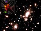 Neu entdeckte Staubgalaxie Ein Bild des Hubble Space Teleskops vom Galaxien-Cluster Abell 2218. Die Forscher nutzten dieses Cluster als natürliches Teleskop. Die eingefügte Vergrößerung zeigt die neu entdeckte Staubgalaxie.