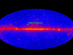 Position des mit dem 100-Meter-Radioteleskop in Effelsberg neu entdeckten Millisekunden-Pulsars, markiert auf einer Himmelskarte, die der Gammastrahlensatellit Fermi erstellt hat.