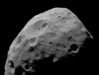 El 23 de julio de 2008. La imagen fue tomada desde una distancia de 97 km con una resolución espacial de alrededor de 3,7 m / píxel en la órbita de 5851. Estas imágenes han superado todas las imágenes anteriores de otras misiones de la cobertura continua de la superficie iluminada en la mayor resolución espacial de 3,7 m / píxel.
Esta imagen es reforzada por fotometría para llevar a cabo las funciones de la parte menos iluminada.