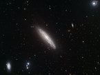 Die Europäische Südsternwarte ESO veröffentlicht heute eine Aufnahme, auf der die Galaxie NGC 4666 den Ehrenplatz in der Bildmitte einnimmt. NGC 4666 ist eine bemerkenswerte Galaxie, in der ungewöhnlich viele neue Sterne entstehen und von der ein ungewöhnlicher “Superwind” aus wegströmendem Gas ausgeht, den man mit dem Röntgensatelliten XMM-Newton der ESA beobachtet hat. Die neue Aufnahme wurde im sichtbaren Licht mit dem Wide Field Imager am MPG/ESO 2,2m-Teleskop am La Silla-Observatorium in Chile aufgenommen, um die nähere Untersuchung von weiteren Objekten zu ermöglichen, die man in dem Röntgenbild entdeckt hat.