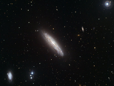 Die Superwindgalaxie NGC 4666 Die Europäische Südsternwarte ESO veröffentlicht heute eine Aufnahme, auf der die Galaxie NGC 4666 den Ehrenplatz in der Bildmitte einnimmt. NGC 4666 ist eine bemerkenswerte Galaxie, in der ungewöhnlich viele neue Sterne entstehen und von der ein ungewöhnlicher “Superwind” aus wegströmendem Gas ausgeht, den man mit dem Röntgensatelliten XMM-Newton der ESA beobachtet hat. Die neue Aufnahme wurde im sichtbaren Licht mit dem Wide Field Imager am MPG/ESO 2,2m-Teleskop am La Silla-Observatorium in Chile aufgenommen, um die nähere Untersuchung von weiteren Objekten zu ermöglichen, die man in dem Röntgenbild entdeckt hat.