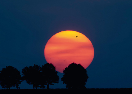 Venus vor der Sonne: Simulation des Venustransits vom 6. Juni 2012.