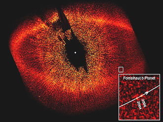 Auf diesem Bild ist Formalhaut b zu erkennen (kl. weißer Kasten). Er ist 100 Millionen Mal lichtschwächer als Formalhaut,  befindet sich innerhalb eines ausgedehnten Staubringes um den Stern und benötigt für einen Umlauf 870 Jahre.