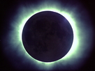 Bei einer totalen Sonnenfinsternis wird die Korona sichtbar.