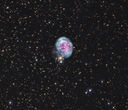 Das Bild zeigt den Planetarischen Nebel NGC 7008 (auch Fetus Nebel), im Sternbild Schwan. In dessen Zentrum regt ein Weißer Zwerg die Gashülle zum Leuchten an. Die Entfernung beträgt 2800 Lichjahre.