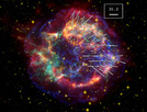 Überreste von Cassiopeia A:  Die weißen Linien stellen das polarisierte Signal von kaltem Staub (ca. -250°C) dar. Das rote Licht ist Infrarotlicht: Hier befindet sich heißer Staub (10°C). Die Gelbe Zone zeigt Gas von 10,000°C. 