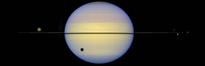 Der Ring des Saturn. Die diesjährige Kantenstellung lässt den Ringplaneten ohne schmückenden Ring erscheinen. Dafür sind seine Monde besser erkennbar.