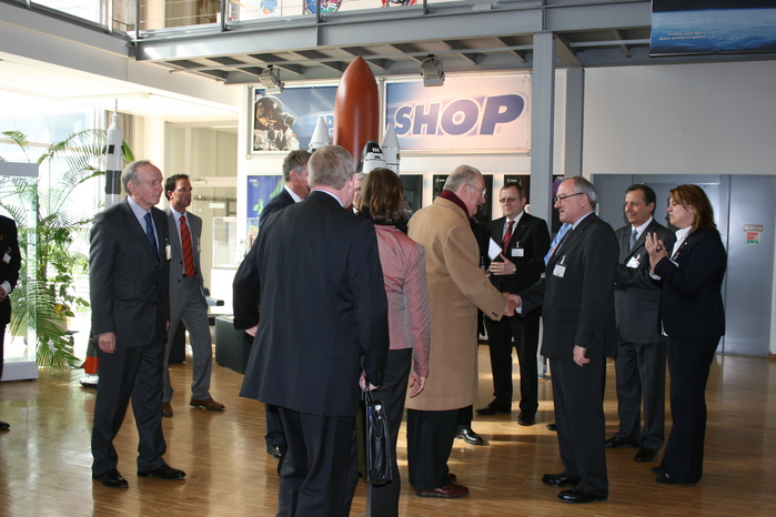 König Albert II besucht am Donnerstag, 19. März 2009, das Europäische Astronautenzentrum (EAC) in Köln-Porz. Begrüßung durch ESA-Generaldirektor Jean-Jacques Dordain.