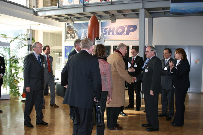 König Albert II besucht am Donnerstag, 19. März 2009, das Europäische Astronautenzentrum (EAC) in Köln-Porz. Begrüßung durch ESA-Generaldirektor Jean-Jacques Dordain.