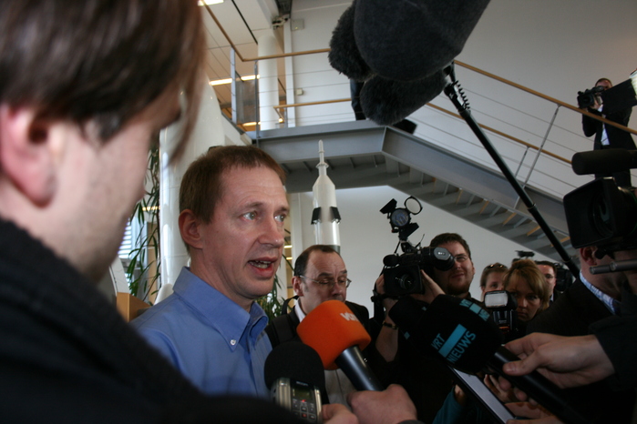 Kaum sind die Absperrungen aufgehoben, umlagern Journalisten den Astronauten Frank De Winne.