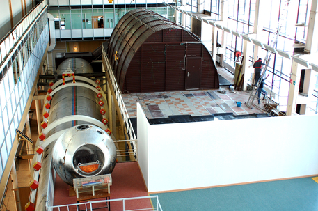Die Mars500-Isolationskammer im IBMP in Moskau besteht aus mehreren Modulen. Der Wohn- und Arbeitsbereich ist in der langen Röhre (links) untergebracht, die künstliche Marsoberfläche oberhalb davon (rechts).
