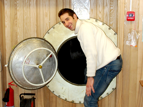 Deutscher Mars500-Teilnehmer Oliver Knickel Der deutsche Teilnehmer an der ersten Phase von Mars500, Bundeswehr-Offizier Oliver Knickel (28 Jahre), vor der Schleuse zur Quarantänestation.