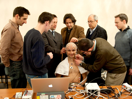 "Menschen-Experimente" Proband Cyrille Fournier macht sich mit den humanphysiologischen Experimenten vertraut.