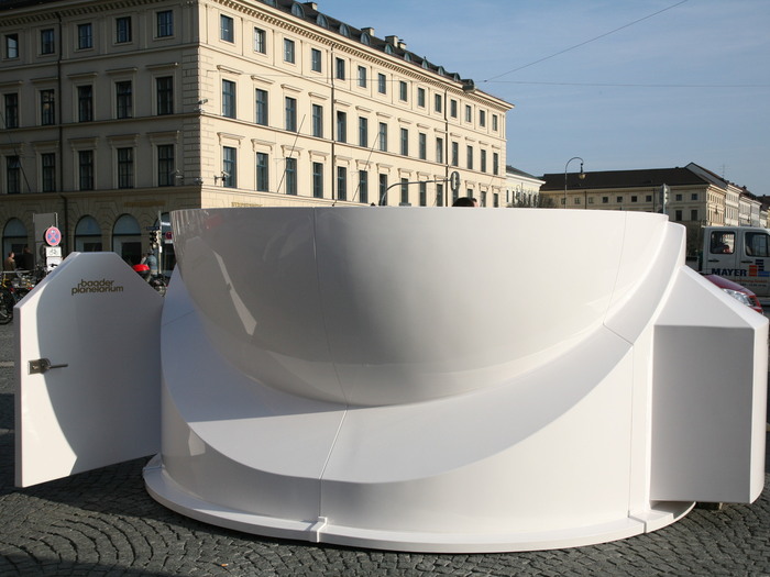 Der Unterbau der Sternwartenkuppel steht bereits