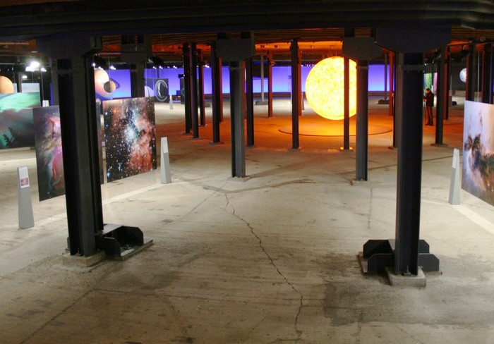 Ein leuchtendes Modell der Sonne bildet das Zentrum der ebenerdigen Sonnensystem-Ausstellung. 