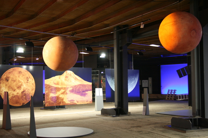 Mars und Venus - plakatgroß bilden die Fotos Details der Planetenoberflächen ab
