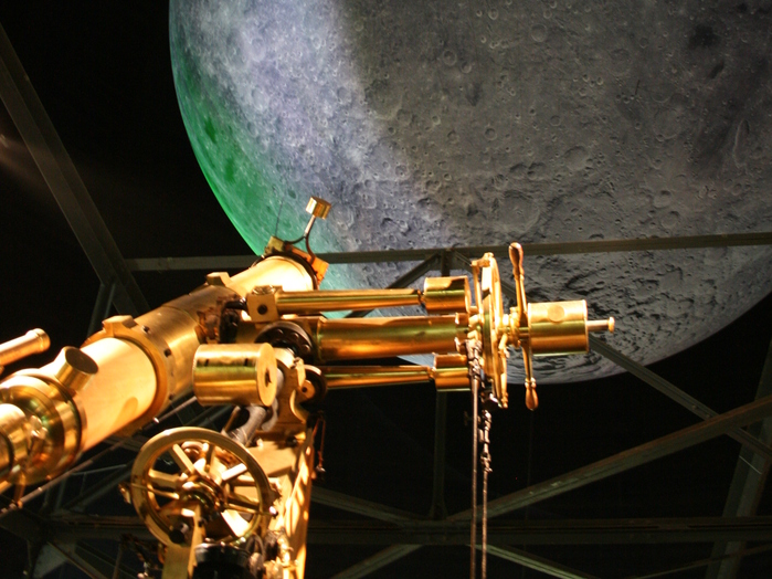 Die Geschichte der Sonnensystem-Erforschung ist das Thema auf der zweiten Ebene. Hier ergeben sich bereits erste Blicke auf den riesigen Mond, der im Luftraum des Gasometers zu schweben scheint
