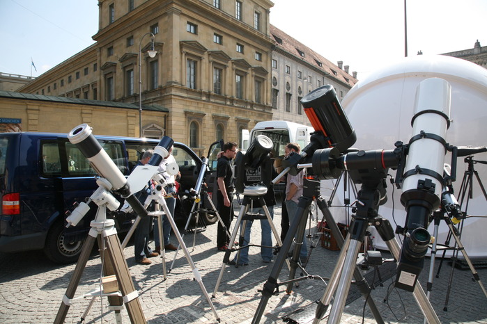 Einige Impressionen von der Veranstaltung 100 Stunden Astronomie auf dem Münchner Odeonsplatz.
(alle Bildrechte: Redshift-live/ Stephan Fichtner)