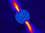 Das aus mehreren Aufnahmen zusammen gesetzte Falschfarbenbild zeigt die unmittelbare Umgebung von Beta Pictoris in nahen Infrarotlicht. Der jetzt auf alten Aufnahmen entdeckte Exoplanet ist tausend Mal schwächer als Beta Pictoris selbst und ist etwa acht Mal weiter von dem Stern entfernt als die Erde von der Sonne.