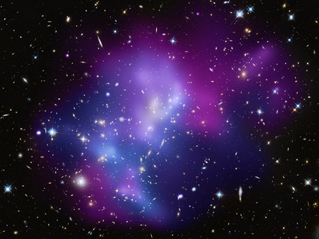 Drei Galaxienhaufen kollidieren. Das zeigen kombinierte Beobachtungen mit dem Röntgensatelliten Chandra, dem Weltraumteleskop Hubble und dem Keck-Teleskop auf Hawaii.