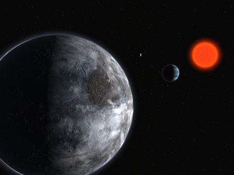Künstlerische Darstellung des Roten Zwergsterns Gliese 581. Mit Hilfe des 3,6-Meter-Telescops der Europäischen Südsternwarte ESO haben Astronomen bisher drei relativ massearme Exoplaneten mit fünf, acht und 15 Erdmassen in unmittelbarer Nähe von Gliese 581 entdeckt. Der Planet mit fünf Erdmassen (Gliese 581 c, im Vordergrund) braucht 13 Tage für einen Umlauf um seinen Stern. Die beiden anderen benötigen fünf (Gliese 581 b, blau) und 84 Tage (Gliese 581 d, der entfernteste Planet) für eine Umrundung von Gliese 581.