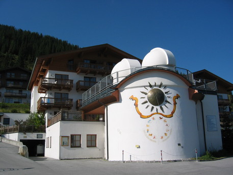 Eines von aktuell fünf Planetarien Österreichs ist jenes der Sternwarte in Königsleiten im Bundesland Salzburg. Es befindet sich auf 1600 Metern Höhe und ist damit das am höchsten gelegene Planetarium im deutschsprachigen Raum.