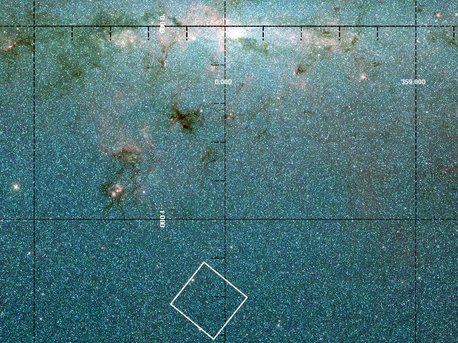 Spitzer-Aufnahme Aufnahme des Spitzer-Teleskops. Das eingezeichnete Quadrat markiert die etwa 2,6 Bogenminuten große Region in der Nähe des Milchstraßenzentrums, die Revnivtsev und sein Team untersuchten.