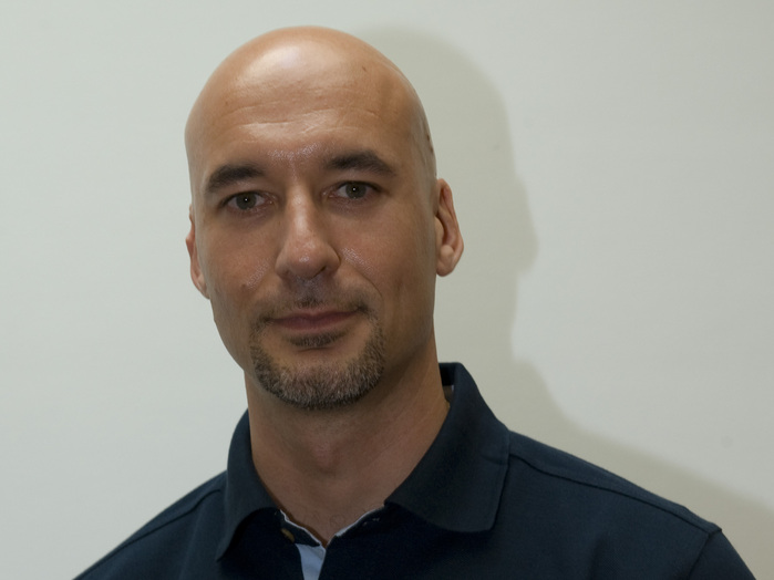Luca Parmitano wurde 1976 in Paterno, Italien, geboren. Er hat ein Diplom in Luft- und Raumfahrtwissenschaften der italienischen Luftwaffen-Akademie and erhielt eine umfassende Ausbildung an der französischen Testpilotenschule EPNER in Istres. Hauptmann Parmitano ist Pilot bei der italienischen Luftwaffe. Seine Hobbys sind Tauchen, Klettern und Gleitschirmfliegen. 