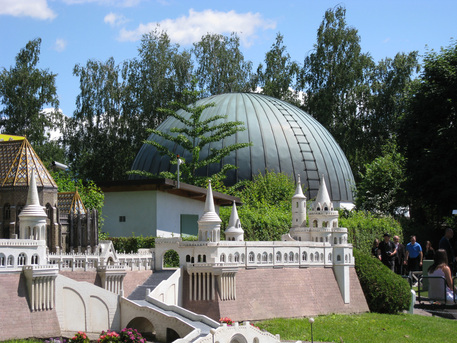 Das Planetarium in Klagenfurt befindet sich neben dem Miniaturpark "Minimundus".