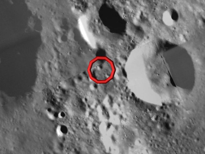 Die vorhergesagte Einschlagsstelle der Kaguya-Sonde bei 63 Grad Süd und 80 Grad Ost ist auf diesem Mosaikbild mit einem roten Kreis bezeichnet. Das Bild stammt von der europäischen Mondsonde SMART-1, die ihrerseits am Ende der Mission im Jahr 2006 auf den Mond stürzte.