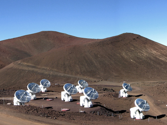 Das sog. Submillimeter Array (SMA) auf dem Mauna Kea in Hawaii ist eine Ansammlung von acht kleinen Antennenschüsseln, die mit einer als Interferometrie genannten Technik auch hohe Auflösungen in jenen Strahlungsbereichen erreicht, die viel länger sind als das mit bloßem Auge sichtbare optische Licht. 