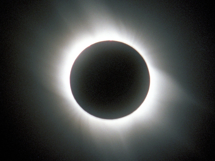 Die Fotografie zeigt die Korona der Sonne, die für das bloße menschliche Auge nur während einer totalen Sonnenfinsternis sichtbar wird. Dann ist das Licht der Photosphäre durch den Mond vollständig abgedeckt.
