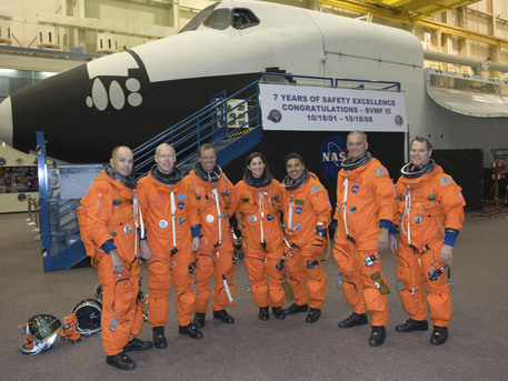 Die STS-128 Crew Die STS-128 Crew während einer Trainingseinheit in der Raumfahrt Kfz-Mock-up-Fazilität bei der NASA Johnson Space Center, Houston, USA. Von der linken Seite befinden sich die NASA-Astronauten Rick Sturckow, Kommandant, Patrick Forrester, ESA-Astronaut Christer Fuglesang, die NASA-Astronauten Nicole Stott, Jose Hernandez, John "Danny" Olivas, alle Mission Spezialisten und Kevin Ford-Pilot.