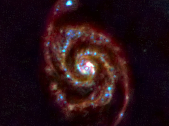 Das erste Bild des europäischen Weltraumteleskops Herschel zeigt das Gebiet der Galaxie M51. Sie liegt circa 31 Millionen Lichtjahre entfernt. 