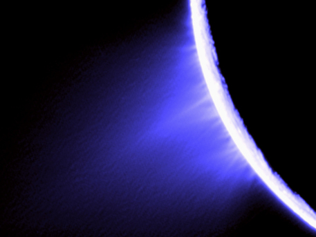 Fontänen auf Enceladus Einer Sonneneruption gleichen diese Fontänen aus Dampf und Eispartikeln, die der Saturnmond Enceladus in den Weltraum bläst. Unter den Eispartikeln finden sich auch stark salzhaltige - sehr wahrscheinlich gefrorene Meerwassertröpfchen. Unter der Eiskruste von Enceladus gibt es demnach einen Ozean, der in Kontakt mit Fels steht.