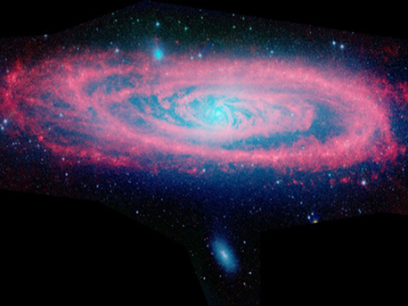 Diese Komposit-Aufnahme aus über 3000 Aufnahmen des Weltraumteleskops Spitzer Space Telescope zeigt ein Infrarotbild der Andromedagalaxie M31, in der der Staub rot und alte Sterne blau dargestellt sind. Die Andromeda-Galaxie ist eine massereiche Spiralgalaxie in etwa 2,5 Millionen Lichtjahren Entfernung zu unserer Milchstraße. Mit einem Durchmesser von etwa dem Doppelten der Milchstraße ist sie die massereichste Galaxie in unserer näheren Umgebung.