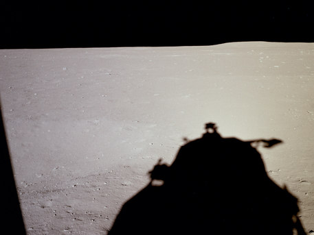 20. Juli 1969: Das erste Bild, das auf dem Mond entstand. Wenige Minuten nach der Landung, aus dem Fenster der Mondlandefähre.