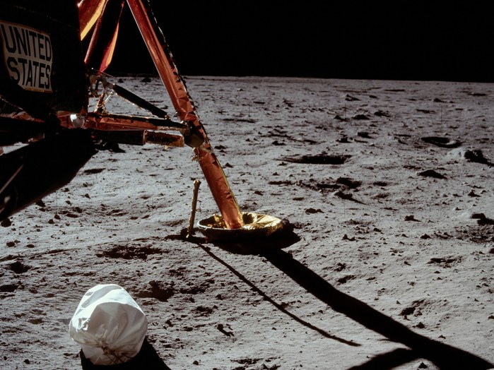 20. Juli 1969: Das allererste Bild von der Mondoberfläche. Die beiden berühmten Bilder mit dem "historischen ersten Fußabdruck", die stets als die ersten Bilder von der Mondoberfläche bezeichnet werden, wurden tatsächlich etwa 20 Minuten später gemacht, und zeigen den Fuß von Edwin Aldrin. Das Bild zeigt einen Landeteller der Mondlandefähre mit einer verbogenen Kontaktsonde. Diese Kontaktsonden - sie waren an drei der vier Beine angebracht - zeigten den Astronauten den Bodenkontakt bei der Landung an, und waren ein Indikator dafür, wann das Landetriebwerk abzuschalten sei.


