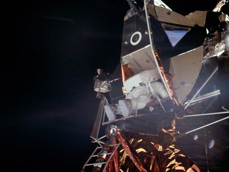 20. Juli 1969. 15 Minuten nach Neil Armstrong verläßt auch Edwin Aldrin die Mondlandefähre.