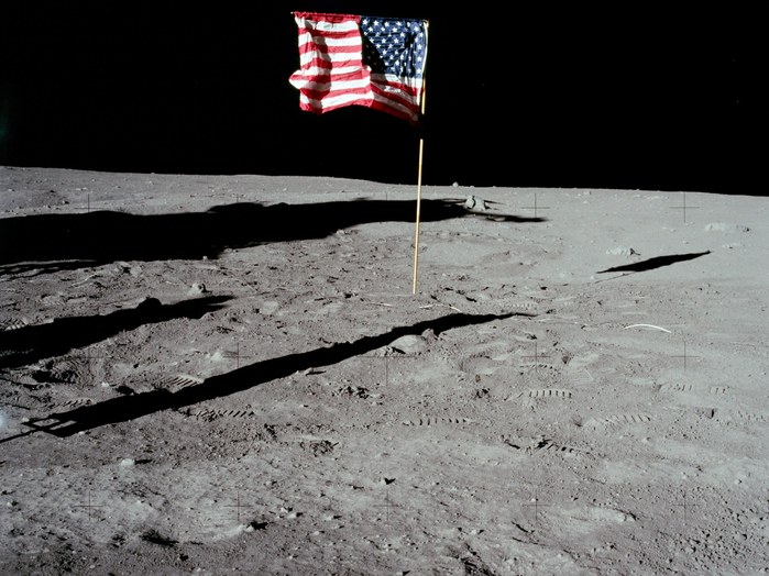 20. Juli 1969: Die amerikanische Fahne. Die Astronauten hatten große Schwierigkeiten, die Flagge in den Mondboden zu rammen. Leider gelang es ihnen nicht besonders gut. Beim Start stürzte die Fahne um. Wenn "Tranquillity Base" dereinst zur historischen Stätte erklärt werden wird, und Touristen diesen Ort besuchen, werden sie die amerikanische Fahne im Staub neben der Landestufe des "Eagle" liegen sehen.