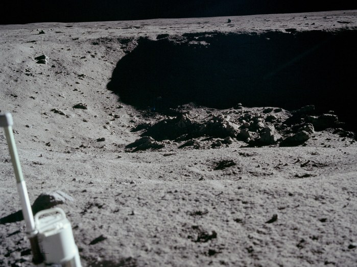 20. Juli 1969: Diesen kleinen, aber gefährlich steilen und felsigen Krater konnte Neil Armstrong in der letzten Phase der Landung gerade noch umfliegen, als er nur noch Treibstoff für weniger als 30 Sekunden an Bord hatte. Eagle landete schließlich direkt neben diesem Krater.