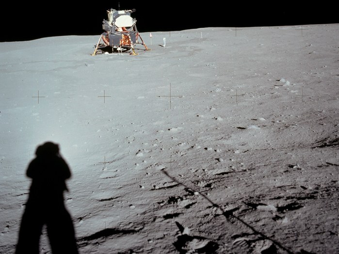20. Juli 1969: Die Astronauten waren angewiesen, sich bei dieser ersten Mondlandung nicht mehr als etwa 30 - 40 Meter von der Fähre zu entfernen. Neil Armstrong ließ es sich trotzdem nicht nehmen, sich immerhin etwa 70 Meter vom Lander zu entfernen. Dabei entstand auch dieses Foto.


