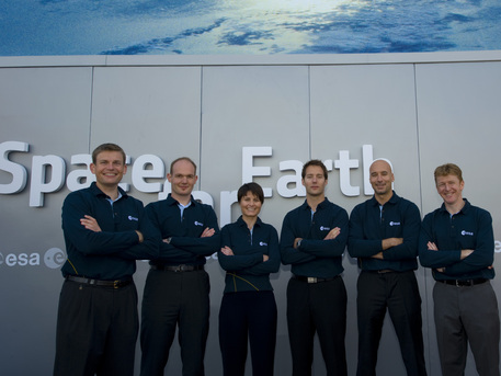Die Astronauten-Grundausbildung wird Alexander Gerst zusammen mit seinen fünf Team- Kollegen aus Frankreich, Italien, Großbritannien und Dänemark absolvieren (von links nach rechts: Andreas Mogensen, Alexander Gerst, Samantha Cristoforetti, Thomas Pesquet, Luca Parmitano, Timothy Peake). Das Foto entstand im Rahmen der Paris Air Show 2009 in Le Bourget. 