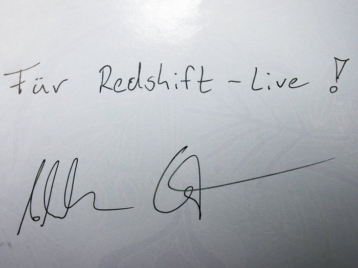 Ein paar Autogramme hat Alexander Gerst schon geben müssen. "Ein seltsames Gefühl", wie er sagt, denn er habe ja noch nichts geleistet. Redshift-live bekam trotzdem eine persönliche Signatur des neuen deutschen Astronauten.
