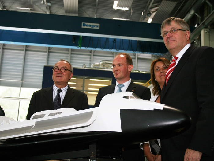 Gemeinsam haben sie Großes vor: ESA-Generalsekretär Jean-Jacques Dordain, Alexander Gerst, Simonetta di Pippo, ESA-Direktorin für bemannte Raumfahrt, und Staatssekretär Peter Hintze (von links).